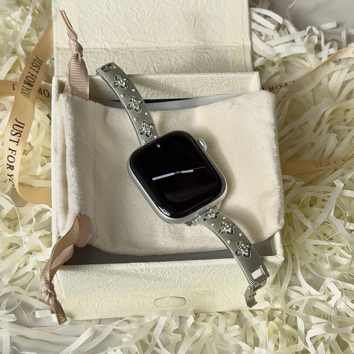 Gift-Giving with Givelly: Thoughtful Apple Watch Band Gifts for the One You Love